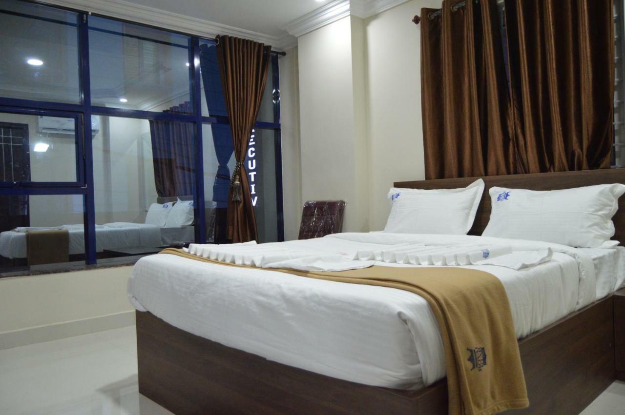 Royal Star Hotels Bangalore Exterior foto